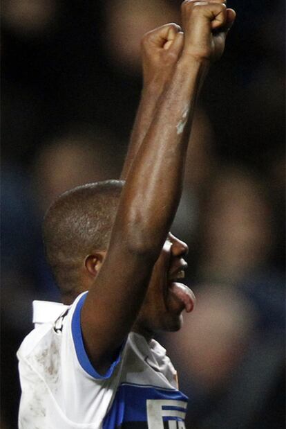Samuel Eto'o celebra su tanto ante Chelsea.