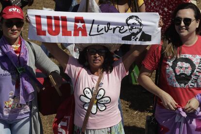 Una mujer sostiene un letrero que dice "Lula libre", en referencia al expresidente Luis Inácio Lula da Silva que se encuentra en prisión.