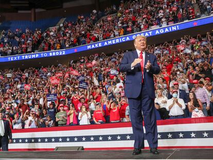 Donald Trump, neste sábado, ao chegar ao estádio BOK em Tulsa (Oklahoma).