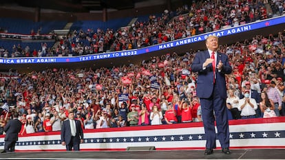 Donald Trump, neste sábado, ao chegar ao estádio BOK em Tulsa (Oklahoma).