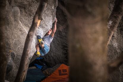 Adam Ondra, en plena escalada.