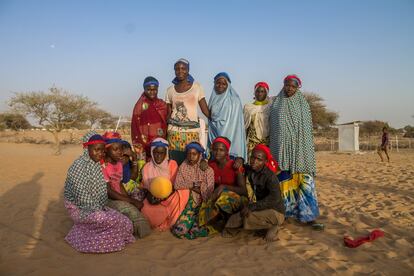 El calor aprieta a primera hora de la tarde en el campo de refugiados de Dar es-Salam, en la región del Lago Chad (Chad), en el que han encontrado abrigo unas 5.300 personas que huyen de la violencia del grupo terrorista Boko Haram. El campo abrió sus puertas en 2015, en uno de los momentos álgidos de los ataques de los islamistas, que se cebaron especialmente en el estado de Borno (Nigeria). Las altas temperaturas no impiden a un grupo de chicas reunirse en la cancha de fútbol para echar un partido, olvidando, aunque sea durante unos momentos, la dura realidad a la que se enfrentan cada día y el horror vivido en los lugares de origen. Descalzas, con la cabeza cubierta por un pañuelo y faldas de colores chillones, persiguen la pelota sin descanso en un campo de arena delimitado apenas por dos porterías. Aquí no hay fuera de juego, porque no existen líneas de demarcación del terreno de juego establecidas y la lucha por el control de la pelota se extiende por una superficie amplia y variable. <p class="nota_pie"><span style="color: #666666; font-family: Arial, Helvetica, sans-serif; font-size: 12px; font-style: normal; font-variant: normal; font-weight: normal; letter-spacing: normal; line-height: 18px; orphans: auto; text-align: start; text-indent: 0px; text-transform: none; white-space: normal; widows: 1; word-spacing: 0px; -webkit-text-stroke-width: 0px; display: inline !important; float: none; background-color: #ffffff;">Artículo publicado en colaboración con la</span> <a style="text-decoration: none; outline: none; color: #027fc2; padding: 2px 0px 1px; border-bottom-width: 1px; border-bottom-style: dotted; border-bottom-color: #027fc2; font-family: Arial, Helvetica, sans-serif; font-size: 12px; font-style: normal; font-variant: normal; font-weight: normal; letter-spacing: normal; line-height: 18px; orphans: auto; text-align: start; text-indent: 0px; text-transform: none; white-space: normal; widows: 1; word-spacing: 0px; -webkit-text-stroke-width: 0px; background-color: #ffffff;" href="http://www.unfoundation.org/" target="_blank">UN Foundation</a><span style="color: #666666; font-family: Arial, Helvetica, sans-serif; font-size: 12px; font-style: normal; font-variant: normal; font-weight: normal; letter-spacing: normal; line-height: 18px; orphans: auto; text-align: start; text-indent: 0px; text-transform: none; white-space: normal; widows: 1; word-spacing: 0px; -webkit-text-stroke-width: 0px; display: inline !important; float: none; background-color: #ffffff;">.</span></p>