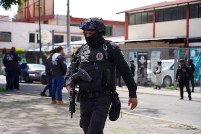 Los medios locales han informado que los rehenes son un sacerdote y su secretario, parte del centro educativo.