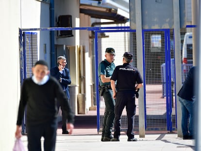 El delegado del Gobierno en Ceuta, Rafael García Rodríguez (izquierda), habla por teléfono, el 25 de mayo, en la frontera del Tarajal, entre Ceuta y Marruecos.