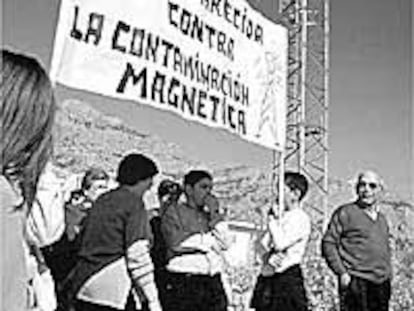 Protesta en un pueblo de Alicante contra una anterna de telefonía.