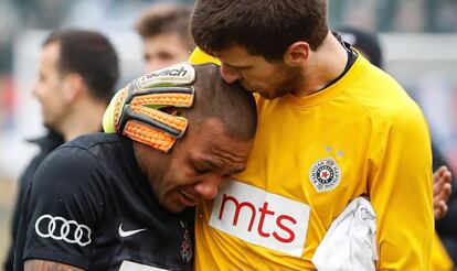 O goleiro Filip Kljajic abraça ao brasileiro Everton Ruiz ao final do jogo.