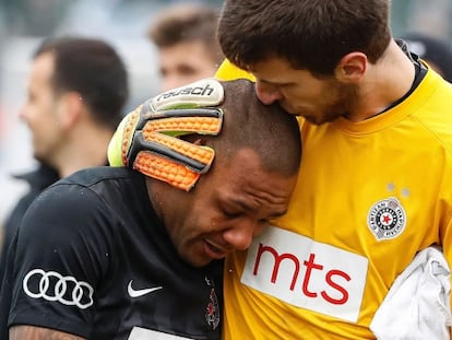 O goleiro Filip Kljajic abraça ao brasileiro Everton Ruiz ao final do jogo.