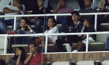 Cristiano Ronaldo y Georgina Rodriguez con Cristiano Ronaldo Jr durante la Supercopa de Espa&ntilde;a en el Bernab&eacute;u, en Madrid.