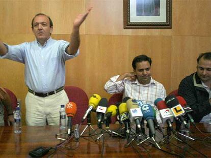 Antonio Enrique Fraile, ex concejal del PP, y Agustín Pavón, a la derecha, ayer en la rueda de prensa que dieron en Camas.