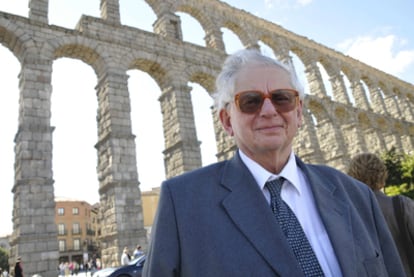 El historiador Géza Algöldy, junto al acueducto de Segovia.