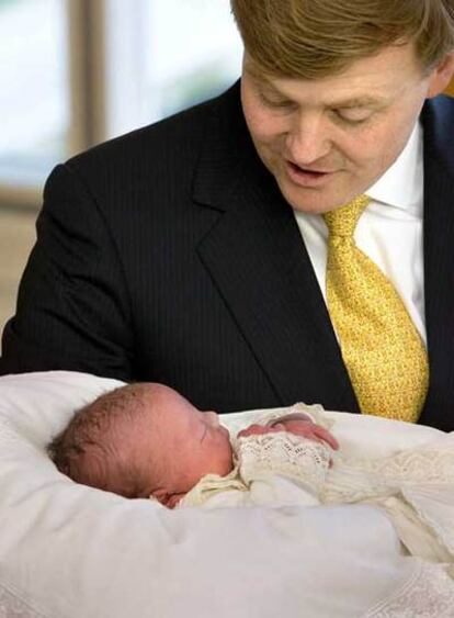 El príncipe Guillermo, con su tercera hija en brazos.