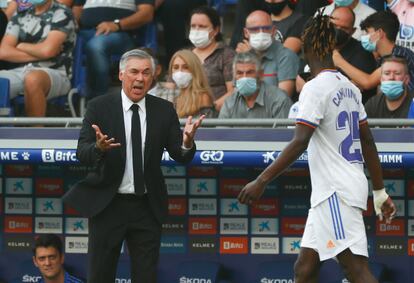 Ancelotti da instrucciones a Camavinga durante el partido contra el Espanyol.