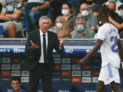 Ancelotti da instrucciones a Camavinga durante el partido contra el Espanyol.