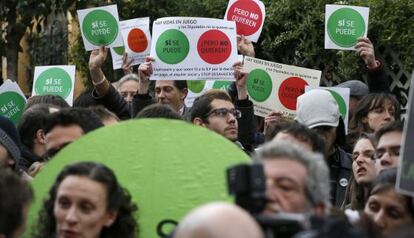 Escrache ante la casa de Santamar&iacute;a, el pasado 12 de abril.