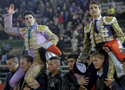 Alejandro Talavante (izq.) y Jos&eacute; Mar&iacute;a Manzanares saliendo a hombreos de la plaza de Valencia.