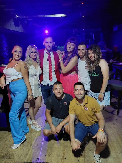 Salim Dobrnjić (al centro, con corbata roja) con un grupo de amigos en una fiesta temática de 'Rebelde'.
