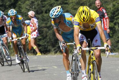 Alberto Contador arrebató ayer el <i>maillot </i>amarillo a Andy Schleck entre silbidos.En la foto con Schleck en cabeza y Contador en tercera posición.