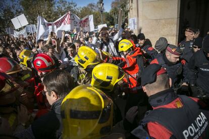 Un momento de tensión entre los Mossos y los participantes de la concentración de médicos y bomberos frente al Parlament.