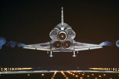 La parte trasera del Atlantis, en su maniobra de aterrizaje en la pista del Centro Espacial Kennedy, en Cabo Cañaveral, Florida.