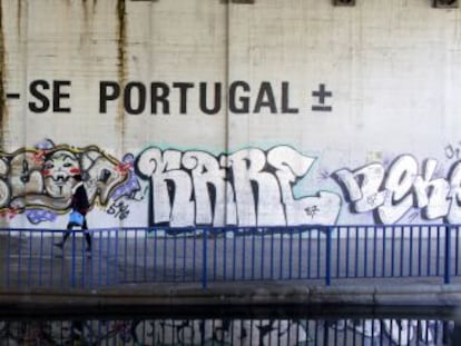 Grafite do artista MaisMenos em uma rua de Lisboa.