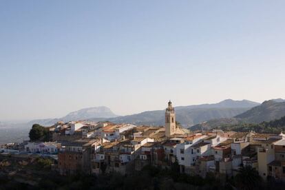 Vista de Campbell, pueblo encaramado sobre un cerro en el Vall de Laguar (Alicante). 