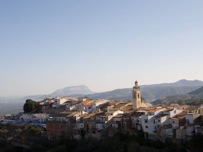 Vista de Campbell, pueblo encaramado sobre un cerro en el Vall de Laguar (Alicante). 