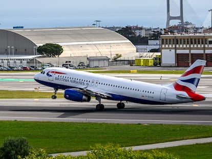 Un avión de British Airways, en Lisboa (Portugal).