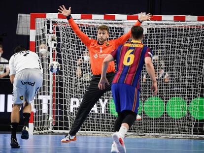 El portero del Barcelona, Pérez de Vargas, ante Valero Rivera Folch, del Nantes, en la semifinal de la Final Four en Colonia.