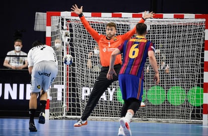 El portero del Barcelona, Pérez de Vargas, ante Valero Rivera Folch, del Nantes, en la semifinal de la Final Four en Colonia.