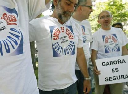 Empleados de la central de Garoña, concentrados ayer frente al Ministerio de Industria.