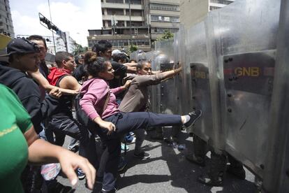 "Comida", "Tenemos hambre", "Maduro cobarde, el pueblo tiene hambre" y "revocatorio", gritaban los exaltados lugareños custodiados por la Guardia Nacional Bolivariana (GNB) y la Policía Nacional Bolivariana (PNB), que buscaban evitar choques entre los manifestantes e integrantes de los colectivos afectos al Gobierno.