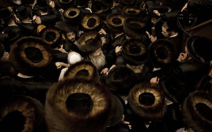 Judíos ultraortodoxos celebran el carnaval judío de Purim, que conmemora cómo los israelitas vencieron a la muerte bajo el Imperio Persa hace dos milenios, en Jerusalén, Israel.