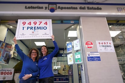 Trabajadoras de la administración de lotería de Málaga, ubicada en calle Mármoles, que ha repartido el primer premio del sorteo de El Niño.
