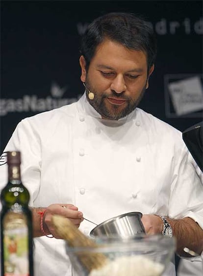 El cocinero mexicano Enrique Olvera presentó en Madrid Fusión sus credenciales como chef. Su restaurante Pujol es, desde el año 2000, un escaparate de las creaciones culinarias más avanzadas de su ciudad, México D. F. Las raíces de la gastronomía azteca adquieren en sus platos un perfil del siglo XXI.