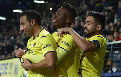 Cazorla es abrazado por Chukwueze y Jaume Costa.