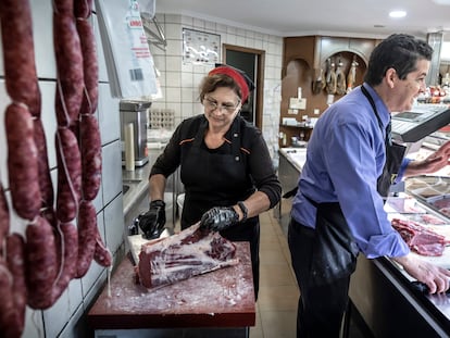 Trabajadores de una carnicería en Valencia, el lunes.