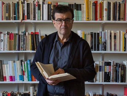 El escritor Javier Cercas, el pasado febrero en su casa de Verges (Girona).