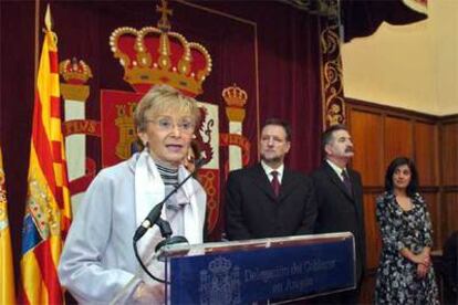 La vicepresidenta María Teresa Fernández de la Vega, en los actos conmemorativos de la Constitución celebrados ayer en la Subdelegación del Gobierno en Teruel. A su lado, el presidente de Aragón, Marcelino Iglesias.