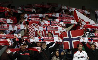 Aficionados del Sevilla levantan sus bufandas momentos antes del inicio del partido frente al Real Madrid de la final de la Supercopa de Europa 2016 que se disputa en el estadio de Lerkendal, en la ciudad noruega de Trondheim.