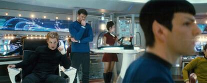 Sentado, a la izquierda, James T. Kirk (Chris Pine); de pie, Leonard <i>Bones</i> McCay (Karl Urban); en primer plano Spock (Zachary Quinto), y, a la derecha, Hikaru Sulu (John Cho), en <i>Star Trek.</i>