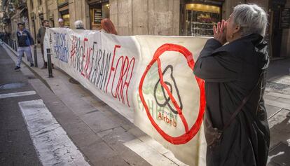 Protesta contra pisos gestionats per Airbnb a Barcelona.