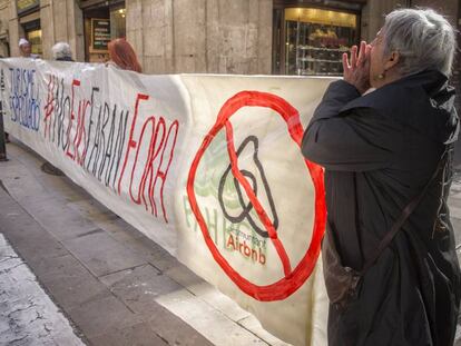 Protesta contra pisos gestionats per Airbnb a Barcelona.