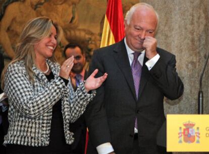 Miguel Ángel Moratinos, emocionado, y Trinidad Jiménez, durante el traspaso de poderes.