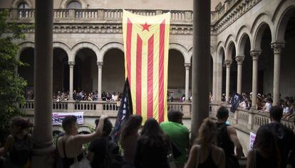 Protesta d'estudiants durant l'ocupació de la UB.