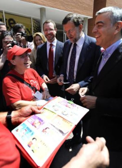 Mariano Rajoy y Javier Maroto en un acto de campaña en Vitoria.