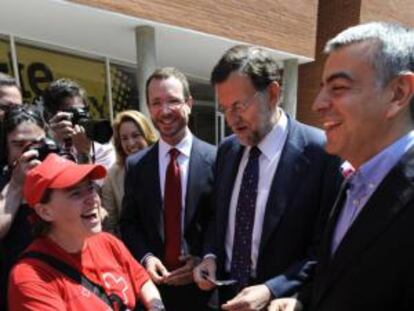 Mariano Rajoy y Javier Maroto en un acto de campaña en Vitoria.