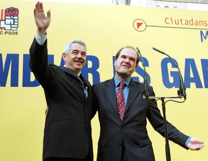 Pasqual Maragall y Manuel Chaves, en un acto electoral en Barcelona en 1999.