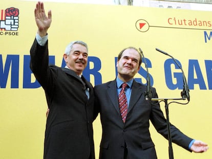Pasqual Maragall y Manuel Chaves, en un acto electoral en Barcelona en 1999.