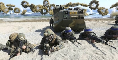 Imagem de arquivo de manobras militares conjuntas entre a Coreia do Sul e os EUA.