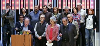 Joan Francesc Mira interviene en el acto de ACPV contra la suspensi&oacute;n de las emisiones de R&agrave;dio Catalunya.